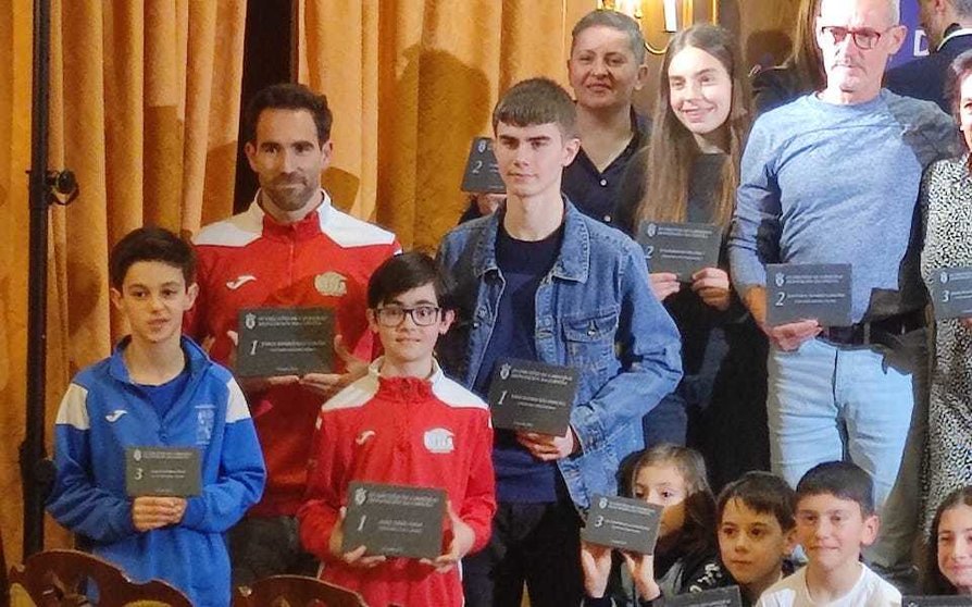 Jorge Lrino e varios rapaces do Olimpia recollendo premios da Deputacion