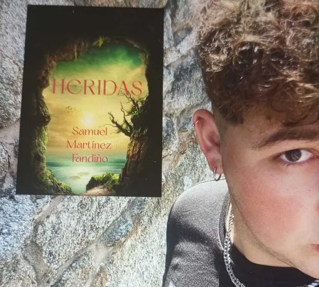 Samuel Martinez Fadindo Samu de Soesto co seu libro Heridas