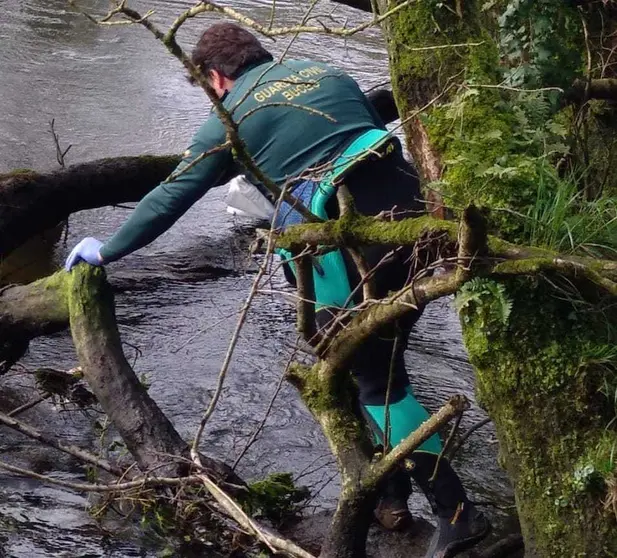 Garda Civil buscando un corpo no rio Xallas