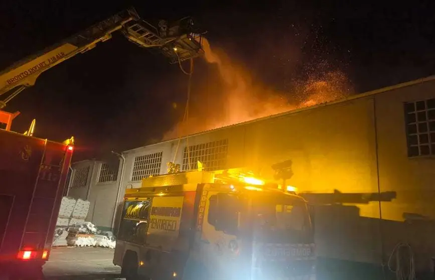 Bombeiros incendio nave Mazaricos