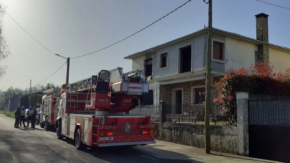 Bombeiros no Incendio en Erboedo