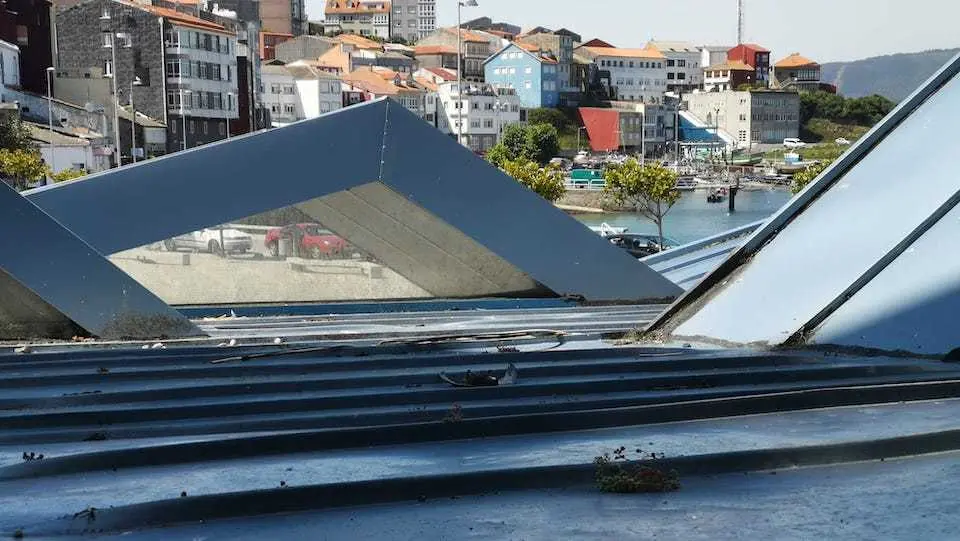 A hostaleria de Fisterra leva anos denunciando o mal estado da cuberta das terrazas da praza da Ribeira