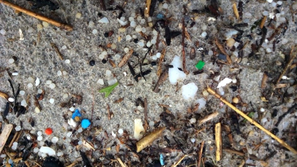 Lixo plastico pellets praia salseias caion