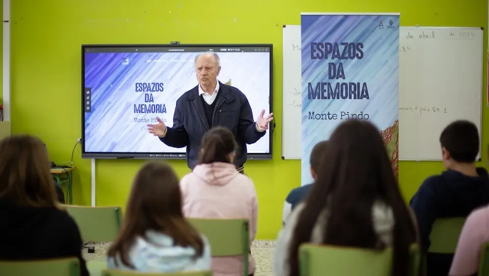 Pepe do Fieiro no CEIP Santa Eulalia de Dumbria co proxecto Espazo Monte Pindo-Foto-Marcos Boedo