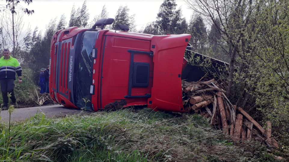 Camion envorcado laracha 2