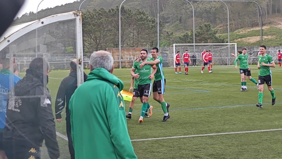 Adrian Makaay celebrando un gol en Ara Solis ao Negreira