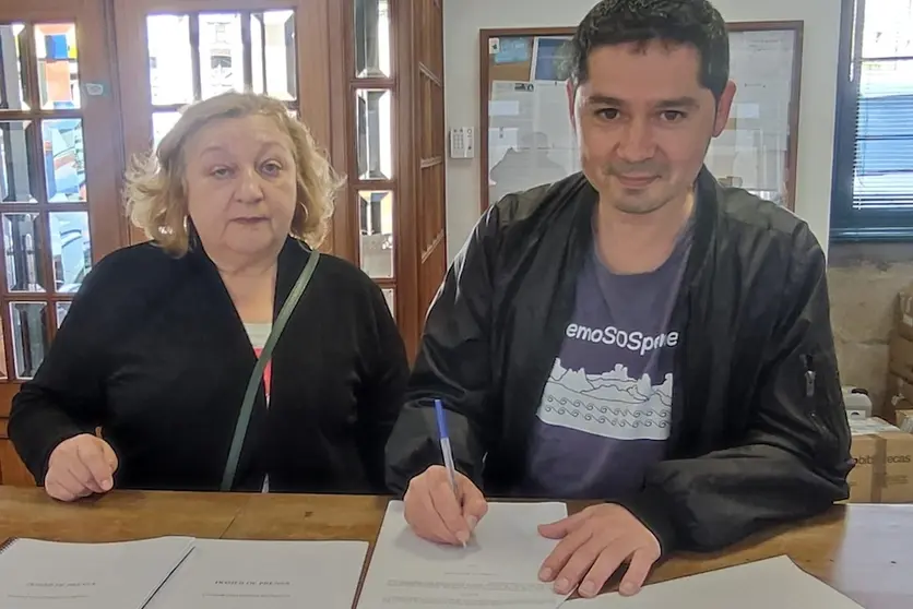 Rosario Dominguez e MOdesto Fraga presentando escrito por rexistro para Praza Don Emerito