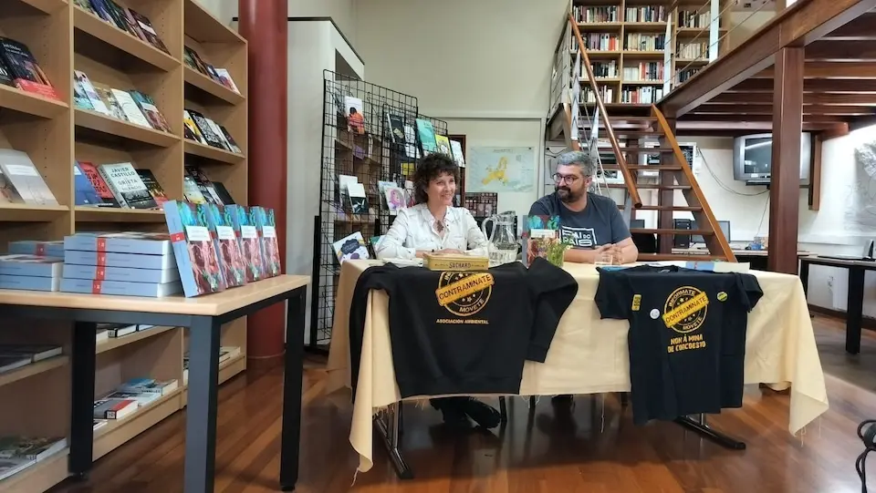 Lola Rontano e Alex Lopez na Biblioteca de Corcubion