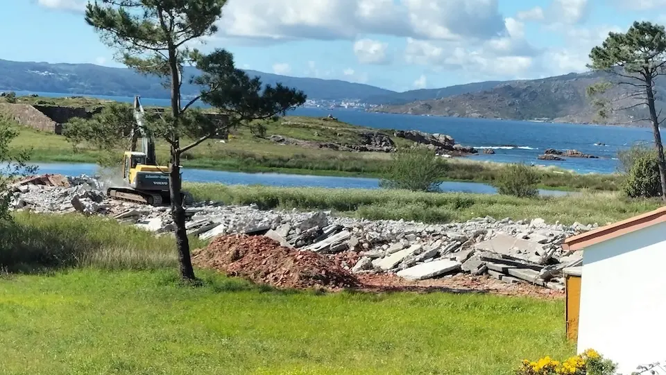 Derrubamento do esqueleto de formigon de Quilmas