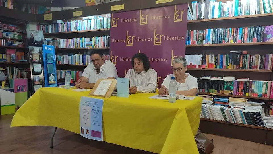 De esquerda á dereita, Ramón Blanco, Juanjo Carracedo, Carmen Blanco. Foto Ler Librerías Santa Comba