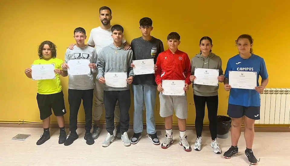 Manuel espasandin entregando dos diplomas aos cursillistas do ano pasado