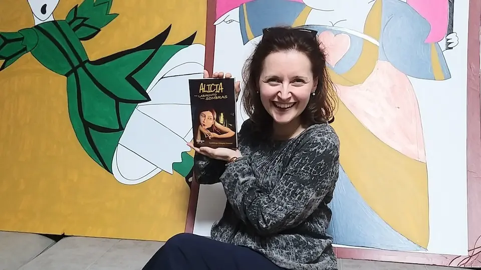 Guadalupe Vázquez Formoso co seu libro ALICIA NO LABIRINTO DAS SOMBRAS 2