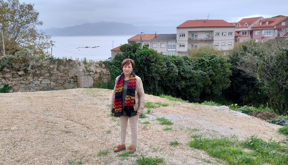 Tereixa Fernández no lugar onde se propón construír o centro médico San Roque
