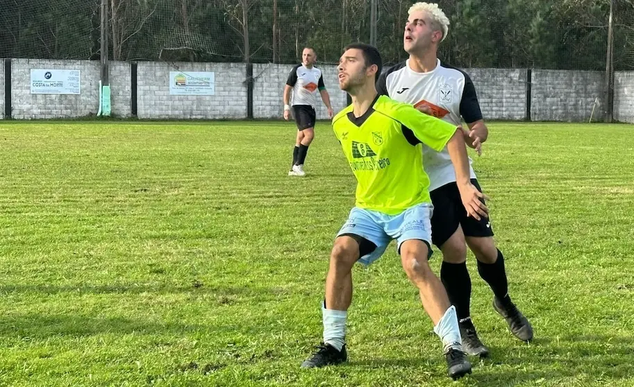 Raul Corzon xogando co Zas en Camelle