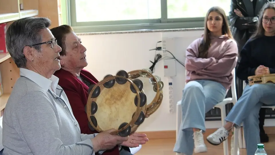 Lelucha e María, voces da nosa tradición popular no IES de Baio
