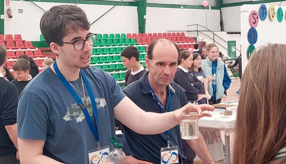 Pablo Garcia Mira cun alumno no Dia da Ciencia na Rua de 2023