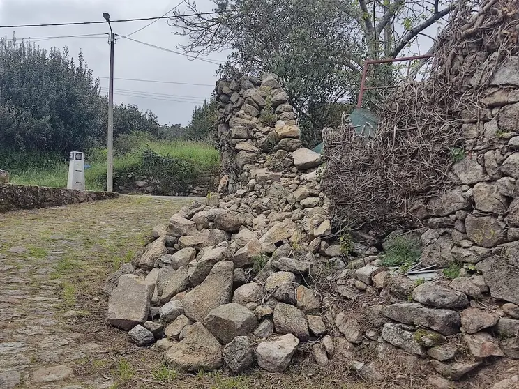 Muro caido na igrexa de San Martiño de Ozón