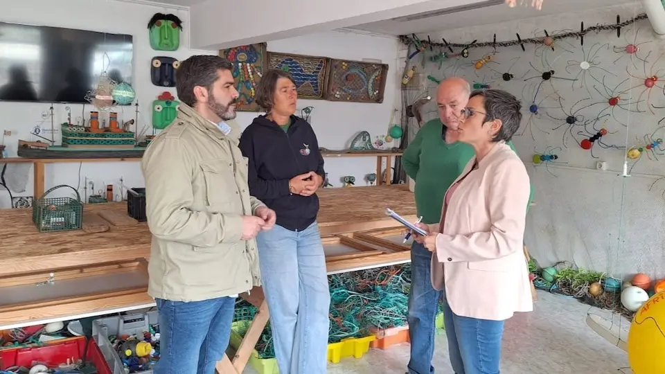 Roberto Rodríguez e Paula Mouzo cos representantes de Mar de Fábula 03