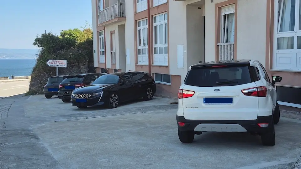 Coches invadindo as beirarruas en Fisterra