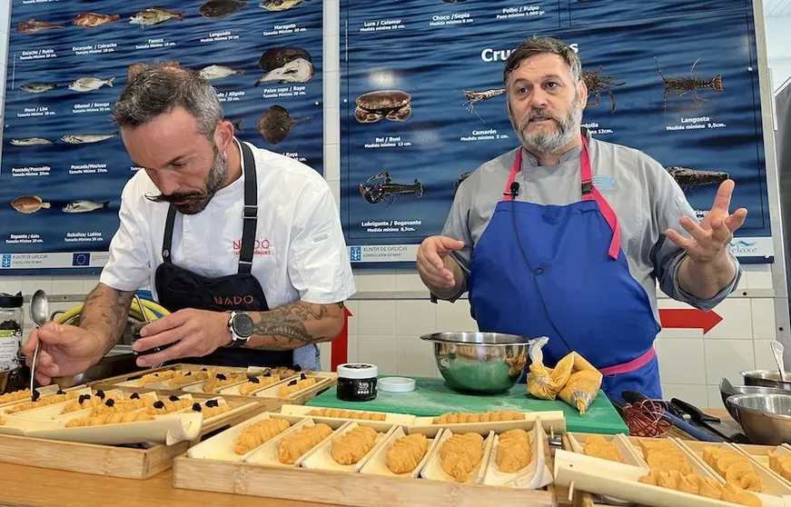 Iván Domínguez e Miguel Mosteiro durante un showcooking na lonxa de Laxe