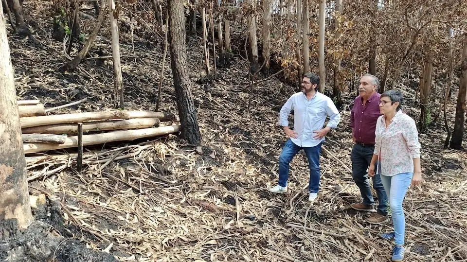 Roberto Rodríguez e Paula Mouzo comprobando as barreiras instaladas 01