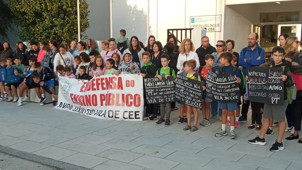 Concentracion CEIP Vila de Cee conta os recortes 2