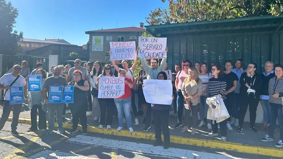 Familias de Santa Comba contra Monbus polo transporte escolar
