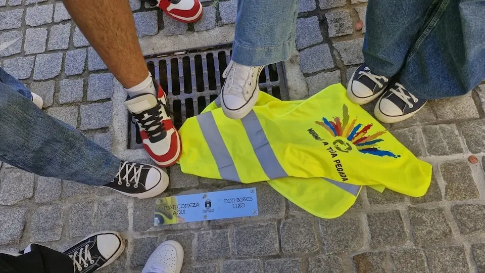 Corcubión conciencia Non botes lixo, aquí comeza o mar