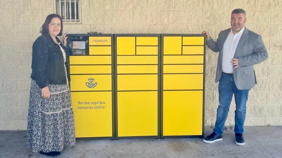 Alcaldesa e xefe de sector de Correos Jose Manuel Costa Juncal na Praza do Mercado de Camarinas