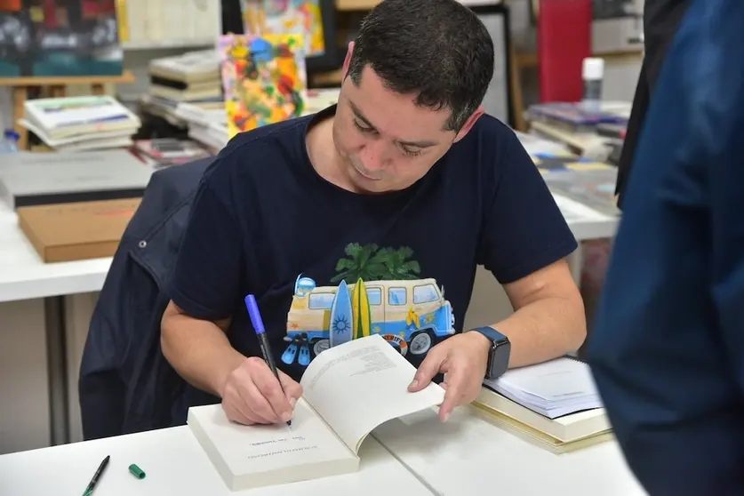 Modesto Fraga asinando libros no Foro Espiral Maior de Carballo-Foto-Ronquete