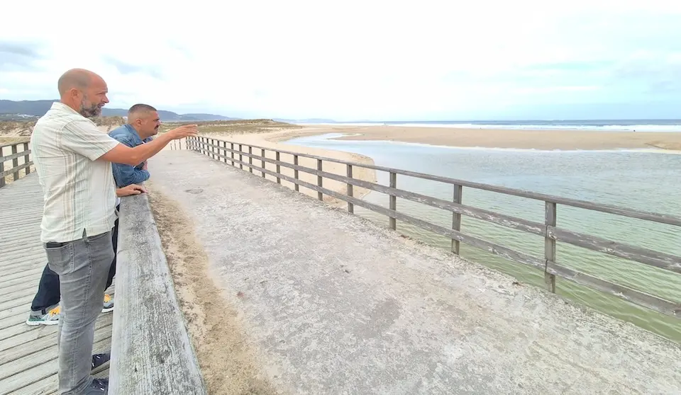 Daniel Pérez e Miguel Vales en Baldaio pouco despois do peche da lagoa