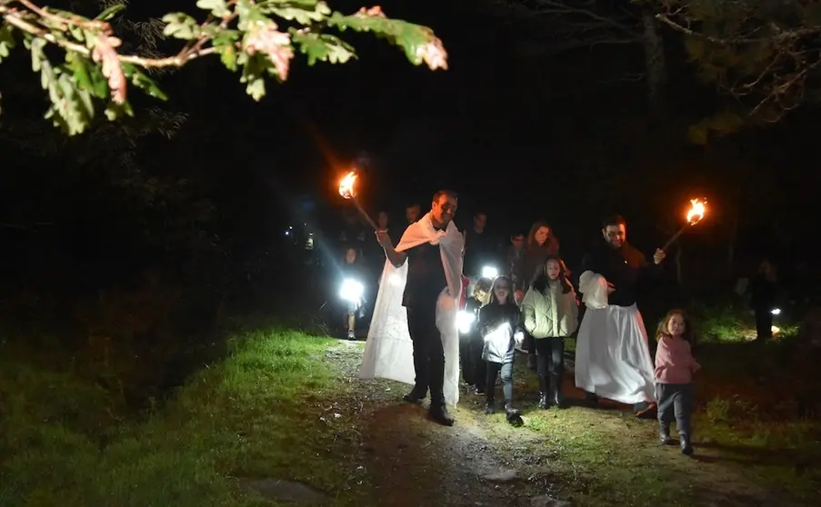 Rolda da Santa Compaña no Samain no Campo de Cortes-Xose Sendon Caamano