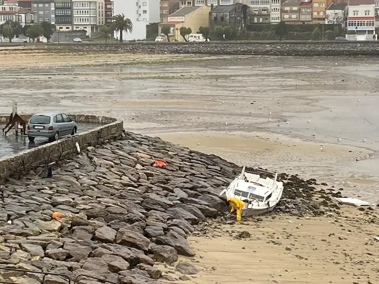 Outro barcos as pedras en Corcubion