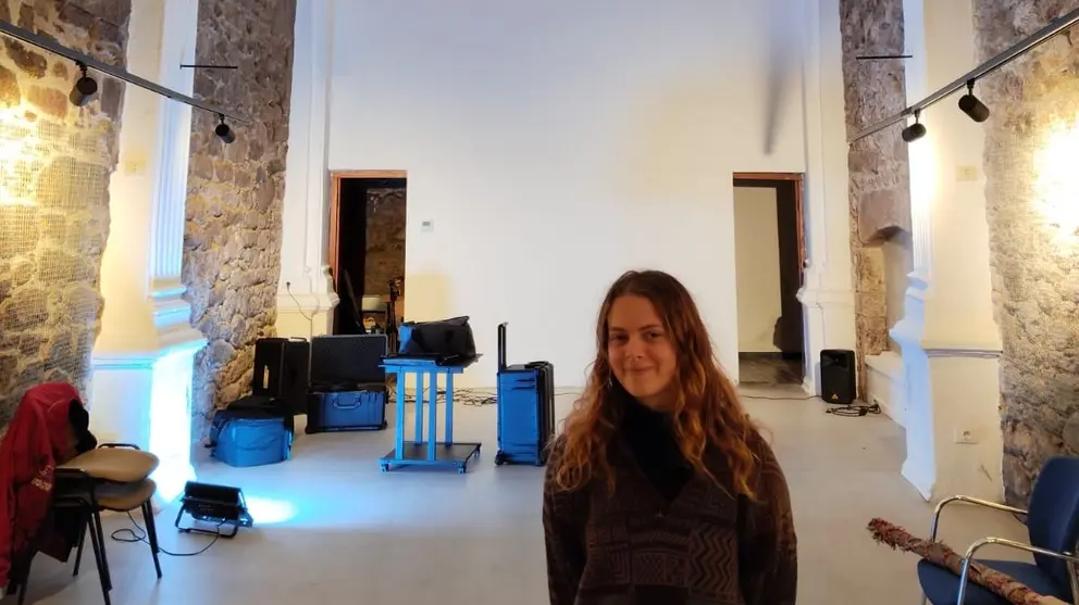 Isolda Comesaña na Capela do Pilar de Corcubion nunha residencia artistica 2