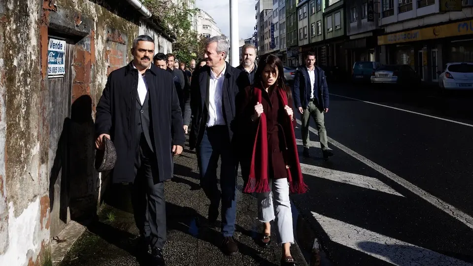 O presidente da Xunta, Alfonso Rueda, acompañado da conselleira de Vivenda e Planificación de Infraestruturas, María Martínez Allegue, participa na sinatura dun convenio co concello de Carballo para a humanización da avenida de Fisterra. Inmediacións da Estación de Autobuses (Carballo), 20/11/25.