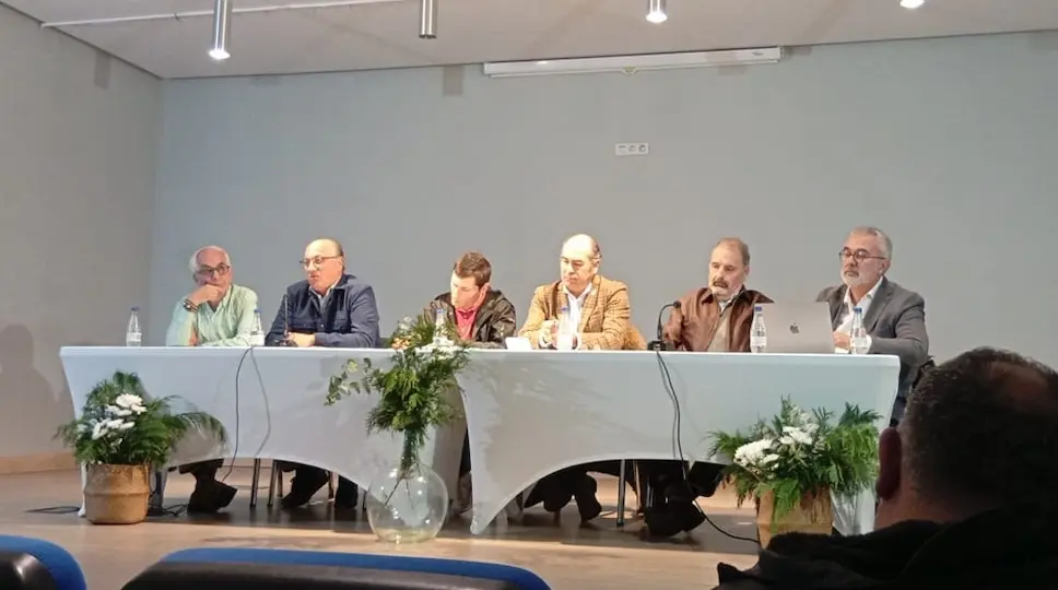 Mesa sobre turismo en Fisterra