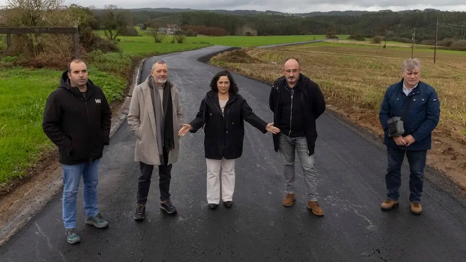 Belen Docampo cos responsables do Concello de Zas