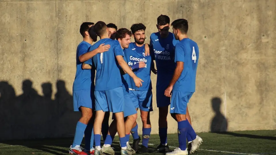 CF Muxia celebrando un gol en Brion-Foto-Marina Busto