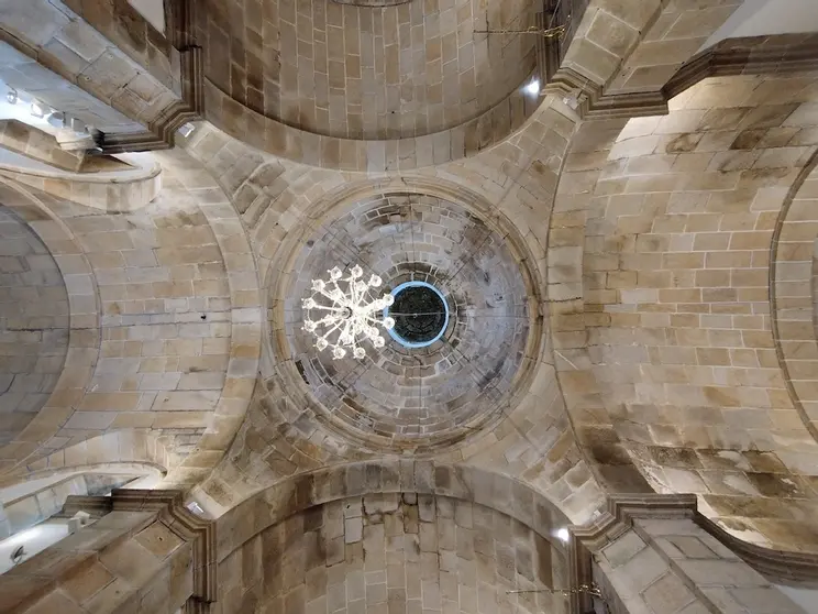 Fotografía en plano nadir da cúpula e das bóvedas da igrexa de Rus, en Carballo