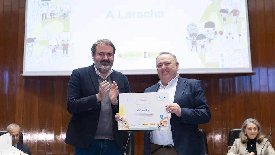 2025.12.09.- Recollida galardón Cidade Amiga da Infancia (1)