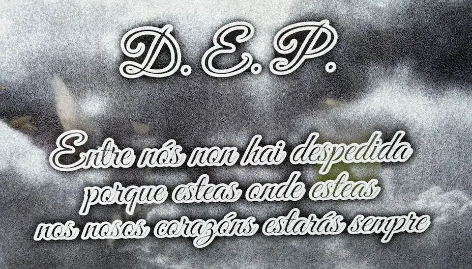 Lapida en galego do Cemiterio de Esteiro-Foto-Lia Agra