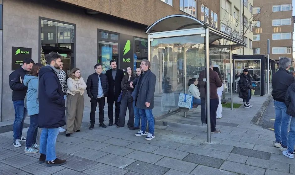 Esperando o bus en Carballo con Galiza Nova