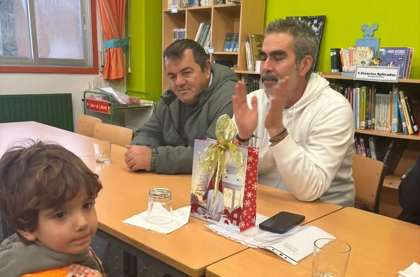 Nadal Solidario cos usuarios de Sor Eusebia no CEIP Vilarmide