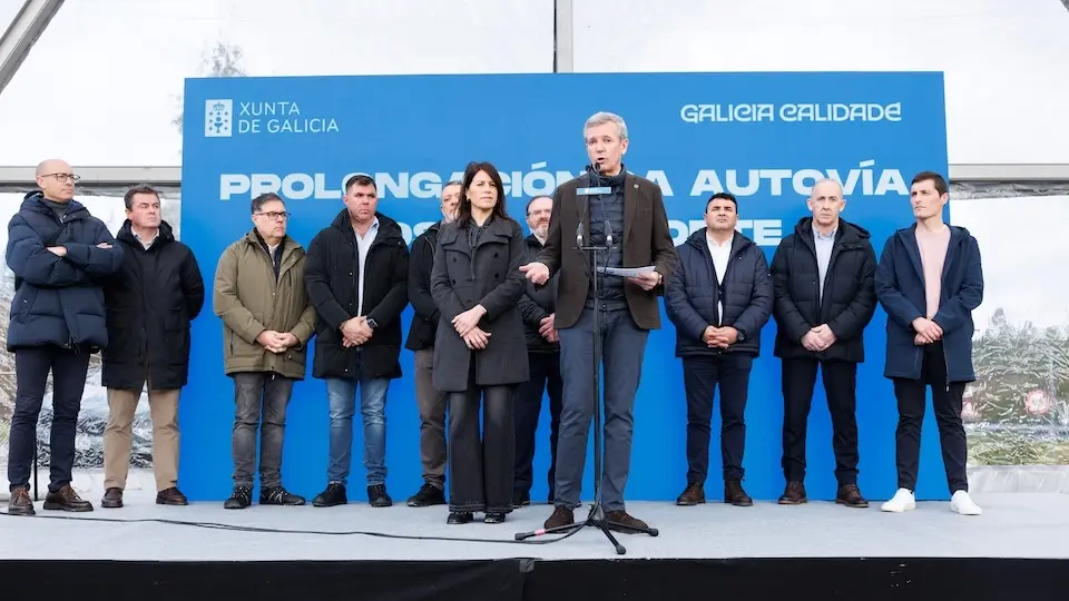 O presidente da Xunta, Alfonso Rueda, acompa&ntilde;ado da conselleira de Vivenda e Planificaci&oacute;n de Infraestruturas, Mar&iacute;a Mart&iacute;nez Allegue, asiste ao acto de licitaci&oacute;n da prolongaci&oacute;n da autov&iacute;a da Costa da Morte. Santa Irena (Vimianzo), 07/01/26.