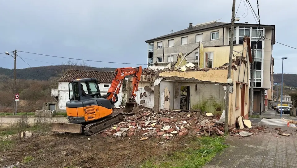 FOTO PONTECESO- aparcadoiro na avenida Anllons 2