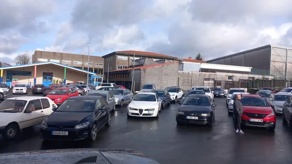 Aparcamento Santa Comba cheo coches