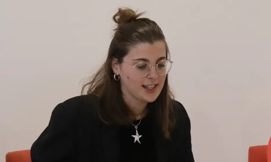 Laura Rod de Mareandooxogo moderando un acto de QPC