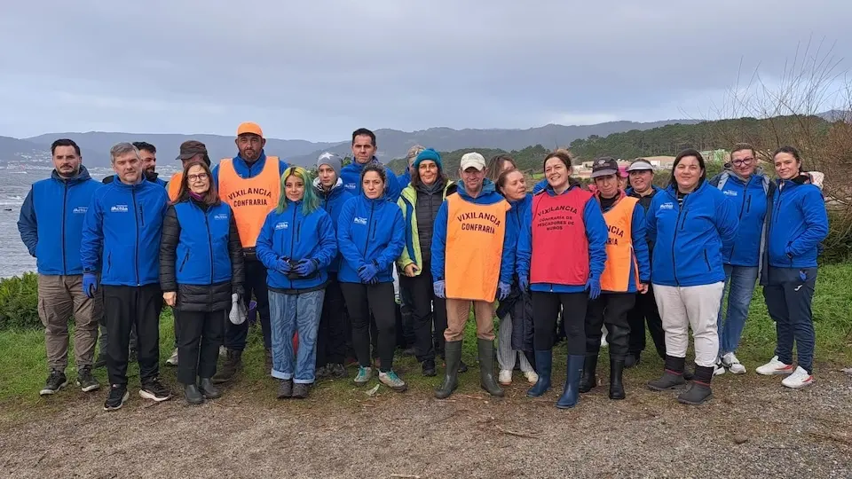 Grupo voluntariado na limpeza Placton coas Mariscadoras de Muros