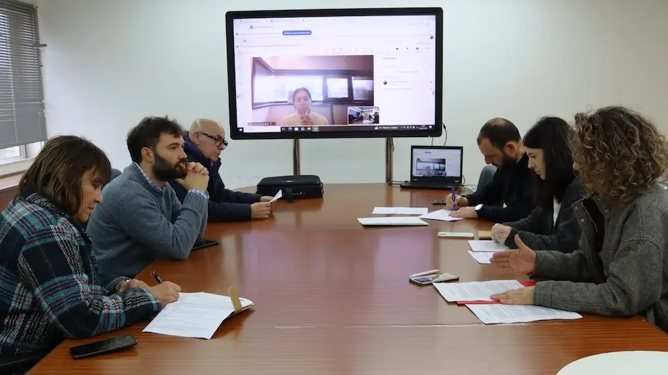 Mesa do comercio local de Carballo