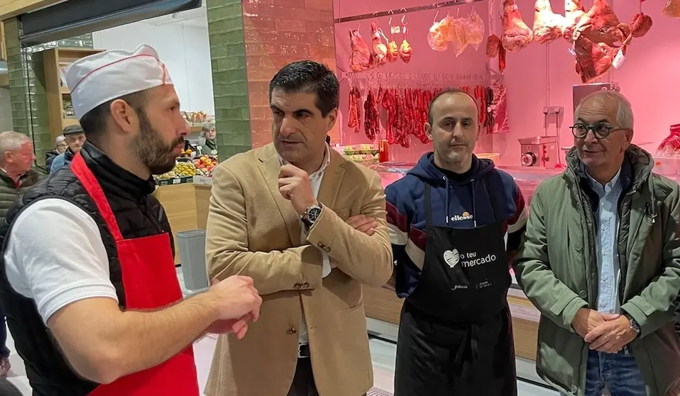 Jesus Picallo nunha visita da Xuntaa o Mercado de Cee